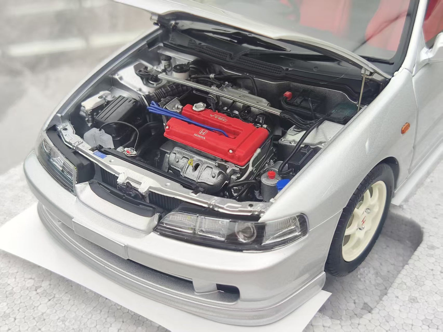 MOTORHELIX 1/18 Honda Integra Type R (DC2) Pre-Facelift Early Edition Fashion Silver MH320