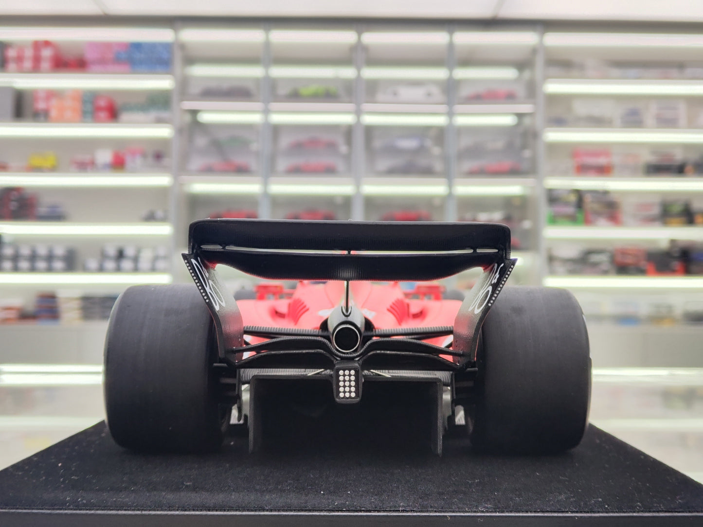 Looksmart 1/18 Ferrari SF-23 2023 Singapore Race #55 Red F1 Model Car LS18F1054