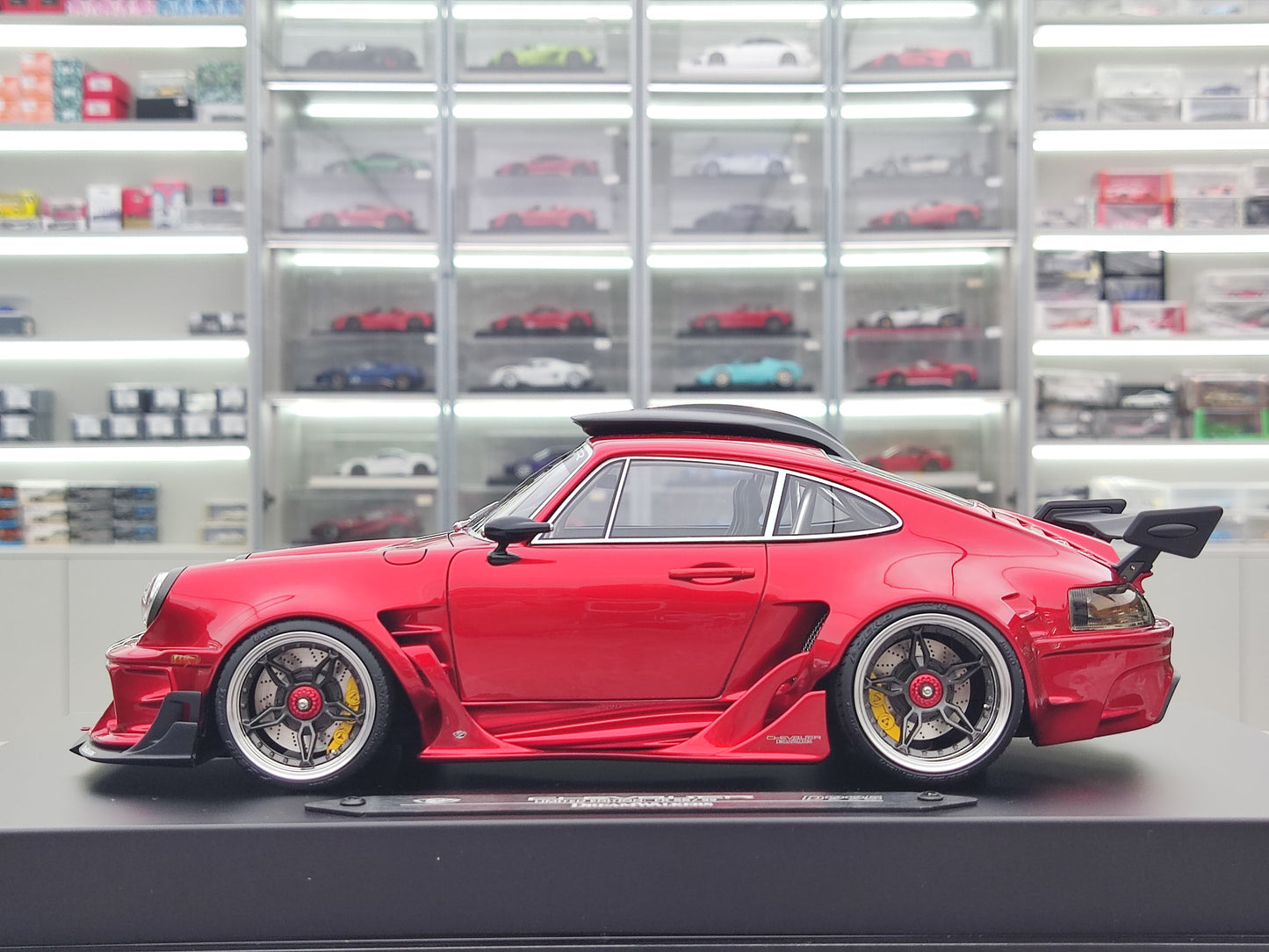 Dreamwalkers 1/18 Porsche CHEVALIER D995 Flamruĝa Simulada Modelaŭto C-D995-FR01