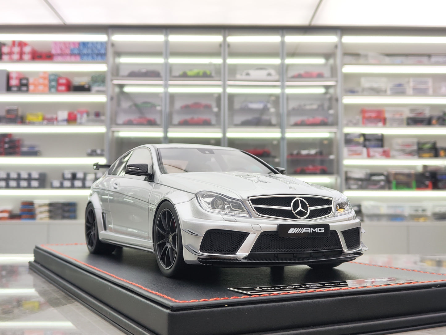 NA 1/18 Mercedes Benz C63 AMG Nigra Serio Rezina Modelaŭto NA004