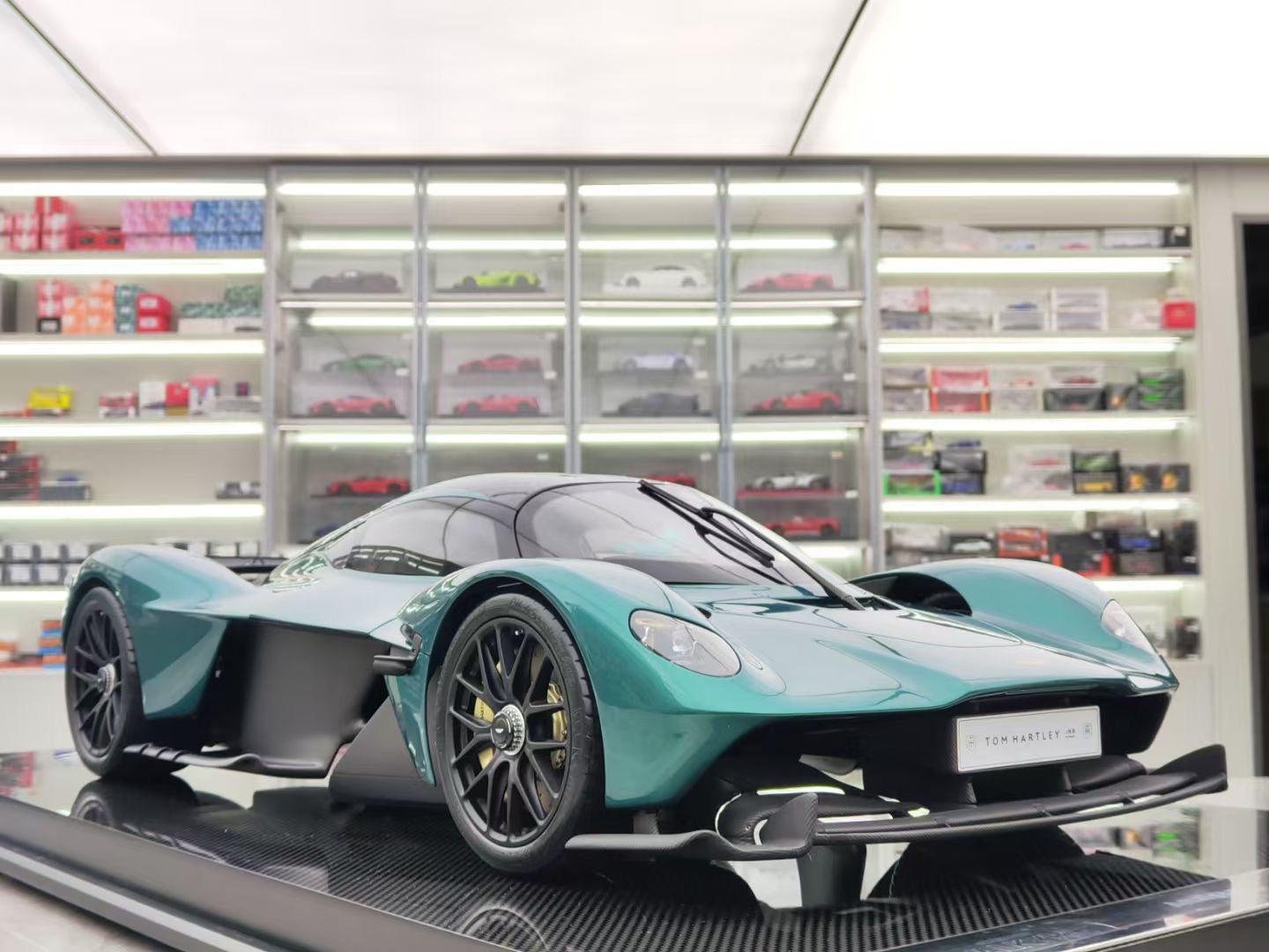 Amalgam 1/8 Aston Martin Valkyrie Verda Rezina Altnivela Aŭtomodelo Kolektebla M6302-SC1