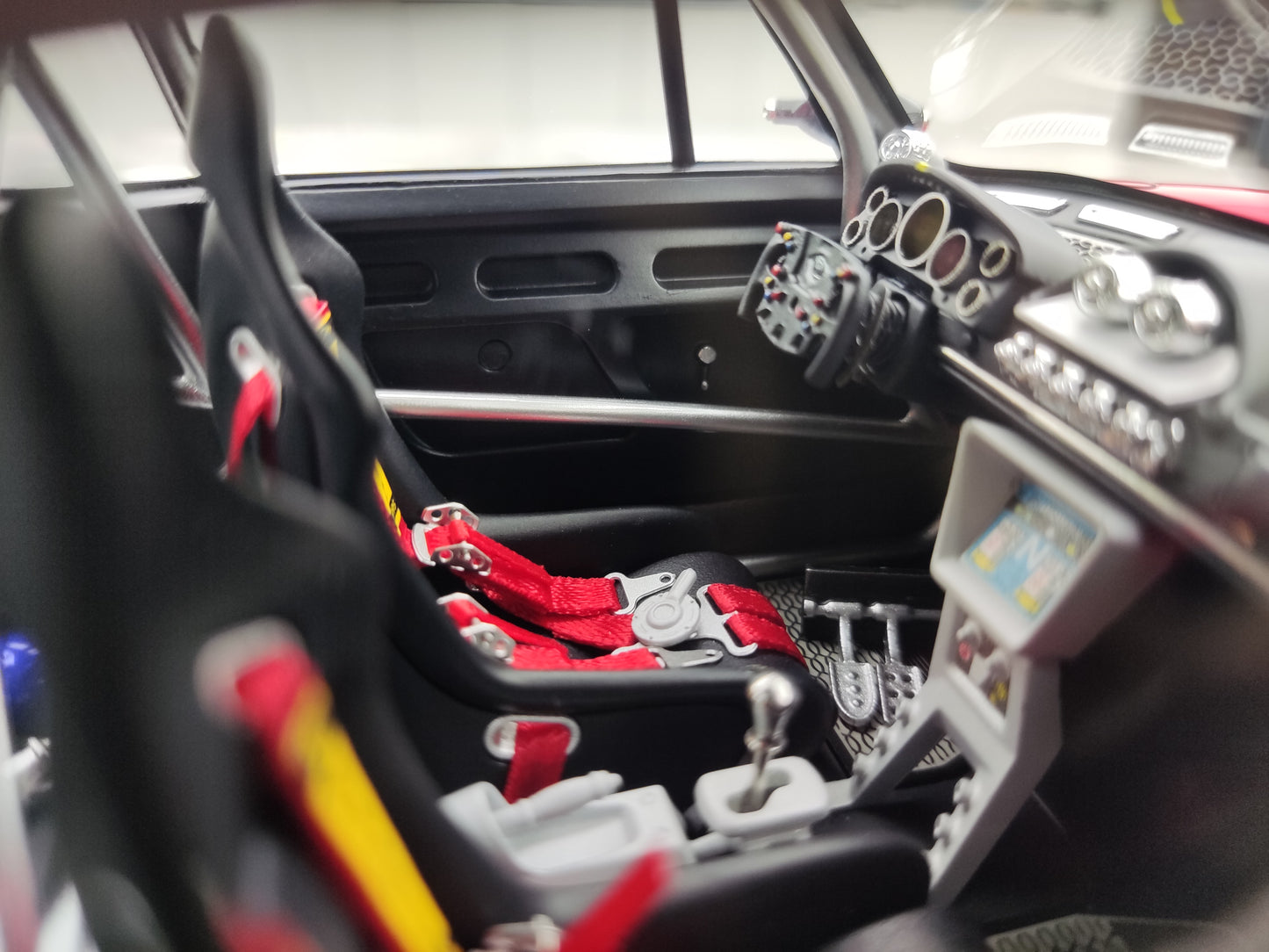 Dreamwalkers 1/18 Porsche CHEVALIER D995 Flamruĝa Simulada Modelaŭto C-D995-FR01