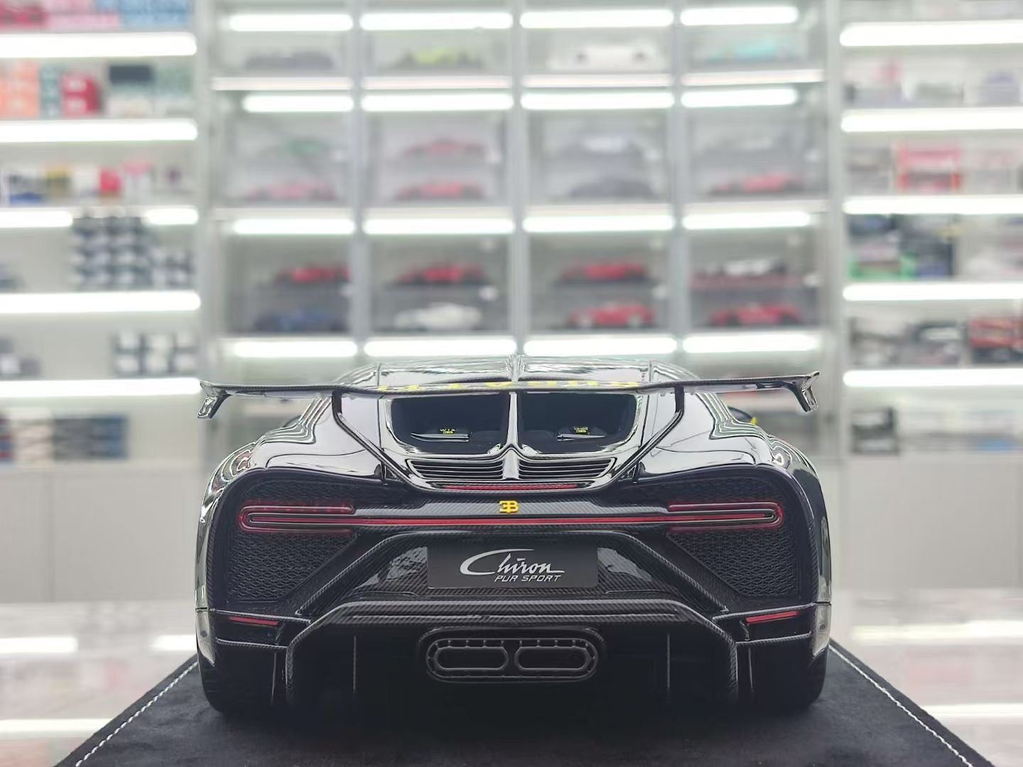 HH Model 1/18 Bugatti Chiron Pur Sport Dark Violet HH456