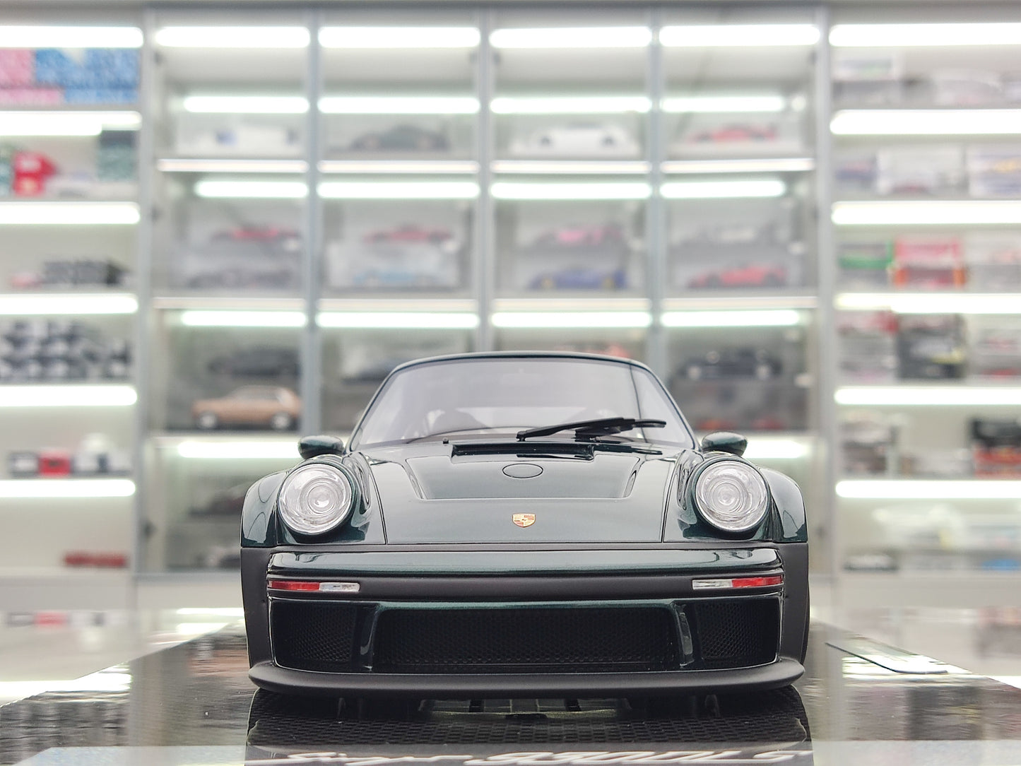 MCM 1/18 Porsche Singer DLS Turbo Low Spoiler Carbon Base Dark Green MCM017