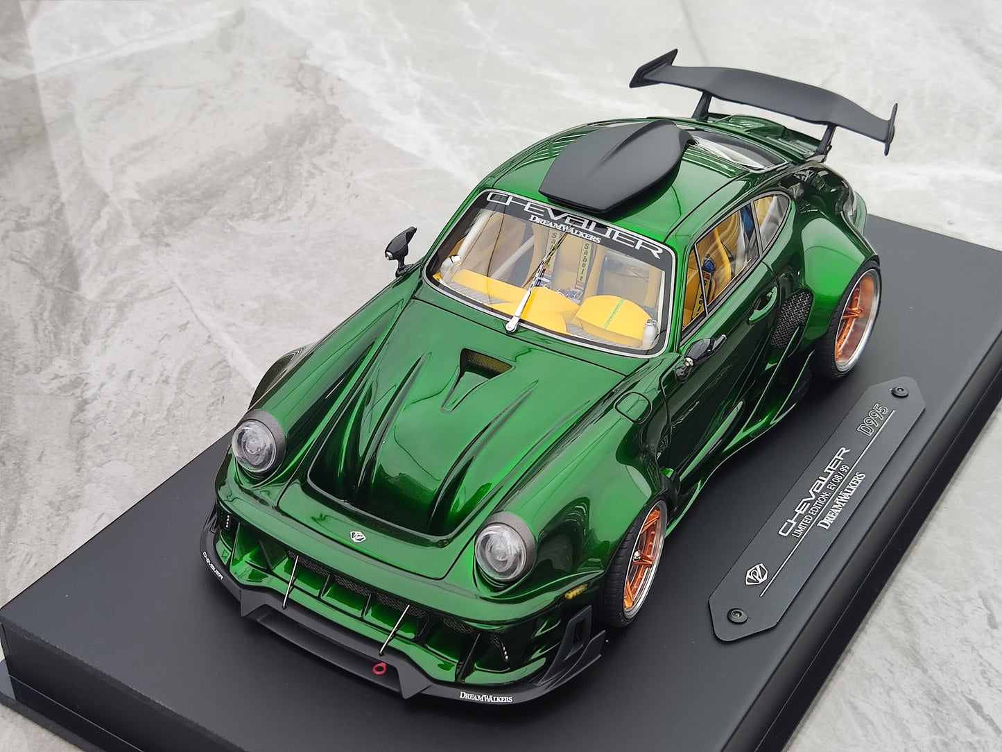 Dreamwalkers 1/18 Porsche CHEVALIER D995 Green Simulated Car Model C-D995-EV01