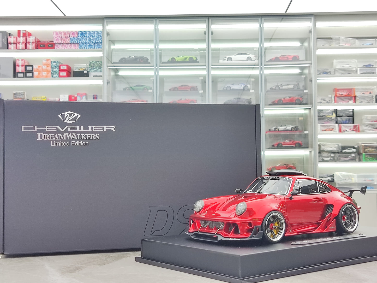 Dreamwalkers 1/18 Porsche CHEVALIER D995 Flamruĝa Simulada Modelaŭto C-D995-FR01