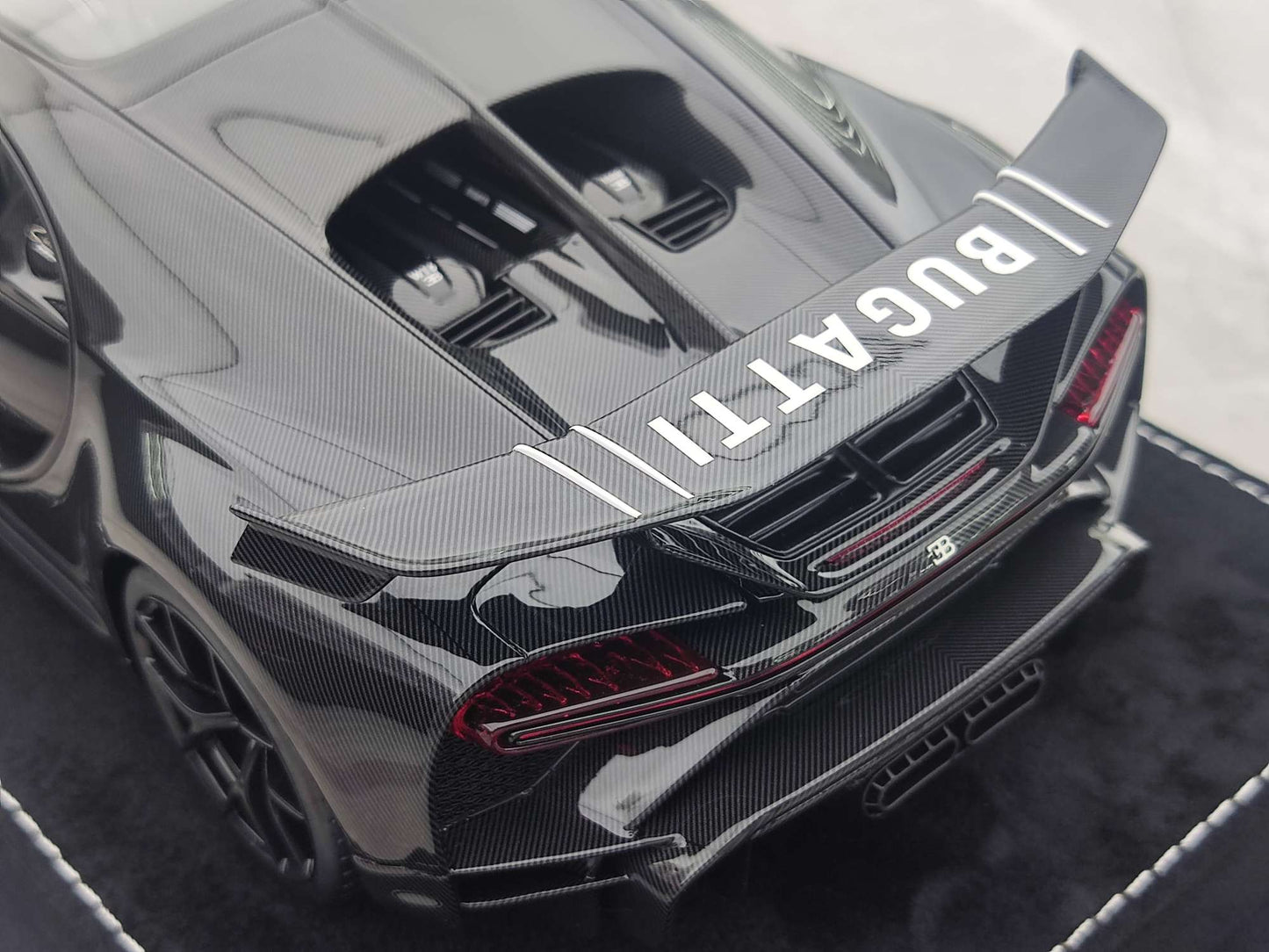 HH Model 1/18 Bugatti Chiron Pur Sport Black Carbon Fiber HH460