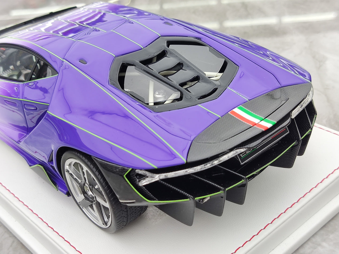 TE 1/18 Lamborghini Centenario Gradient Purple/Glow-in-the-Dark Green Resin Car Model JS-TE002
