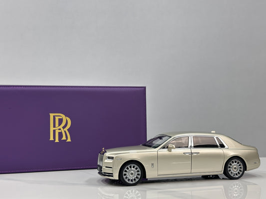 ZP 1/18 Rolls-Royce Phantom VIII (Gold Badge / Leather Suitcase Edition) – Champagne Gold (ZP116)