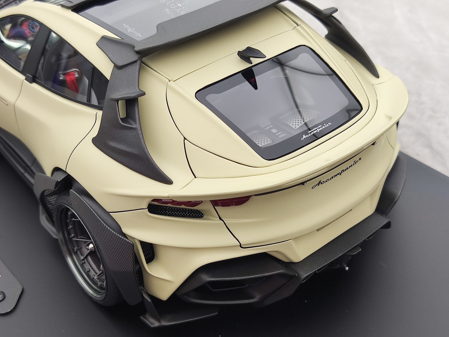 Dreamwalkers 1/18 Ferrari Accompanier D775 Ĉampangriza Limigita Eldono Kolektebla Modelaŭto A-D775-PW02