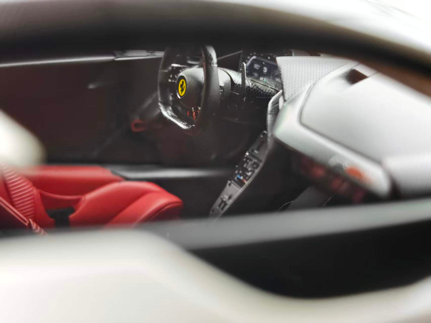 MR 1/18 Ferrari F80 Italian White FE045C