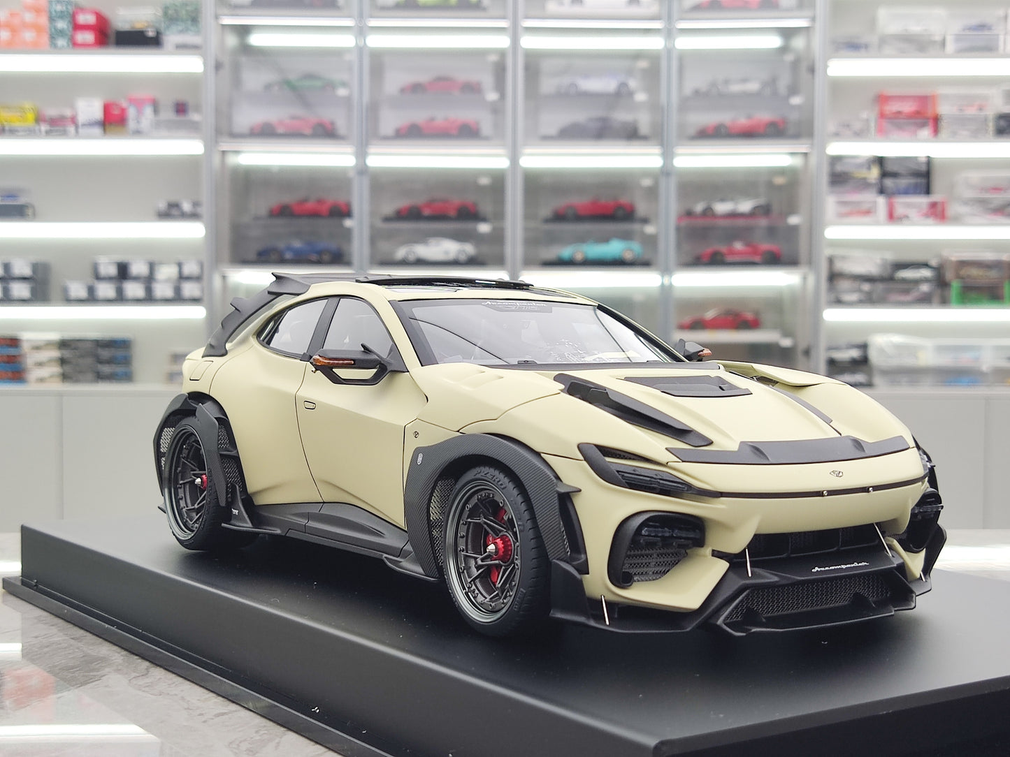 Dreamwalkers 1/18 Ferrari Accompanier D775 Ĉampangriza Limigita Eldono Kolektebla Modelaŭto A-D775-PW02