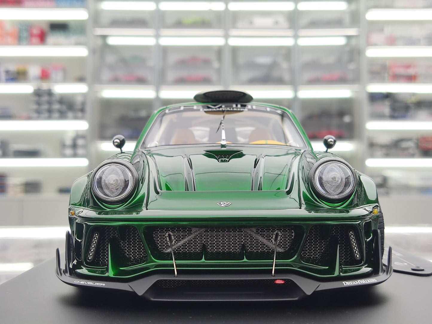 Dreamwalkers 1/18 Porsche CHEVALIER D995 Green Simulated Car Model C-D995-EV01
