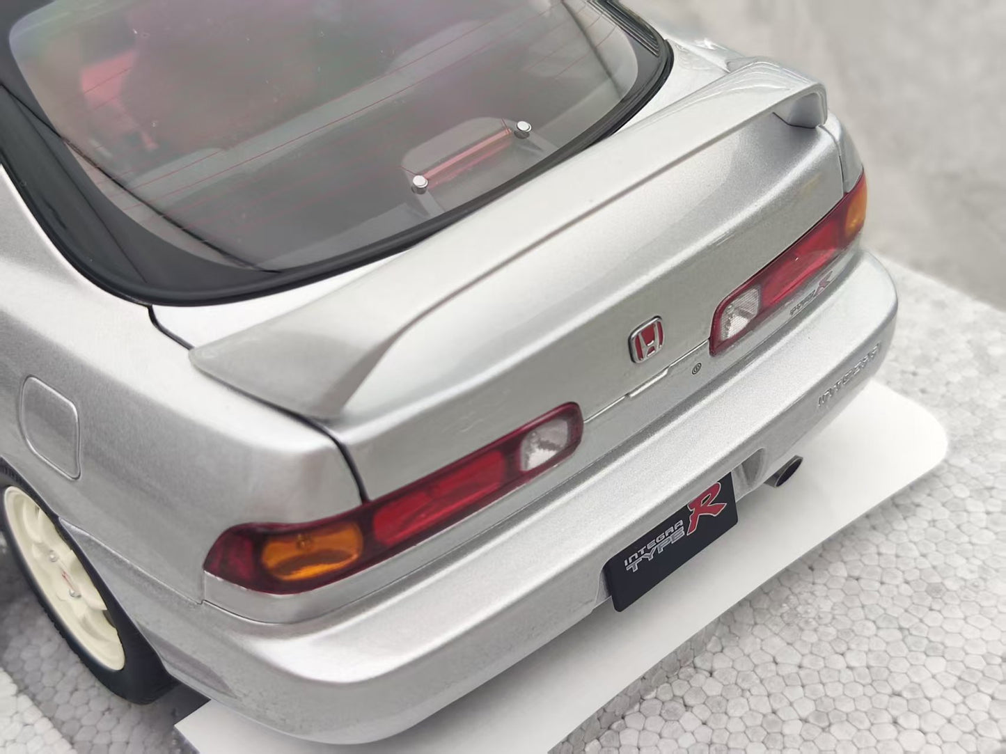 MOTORHELIX 1/18 Honda Integra Type R (DC2) Pre-Facelift Early Edition Fashion Silver MH320