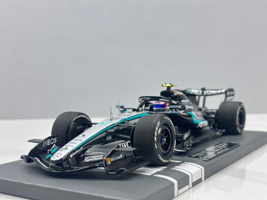 MINICHAMPS 1/18 Mercedes-AMG PETRONAS F1 Team W17 K. Antonelli – Ganador del Gran Premio de China de 2026, decoración plateada (117260212)