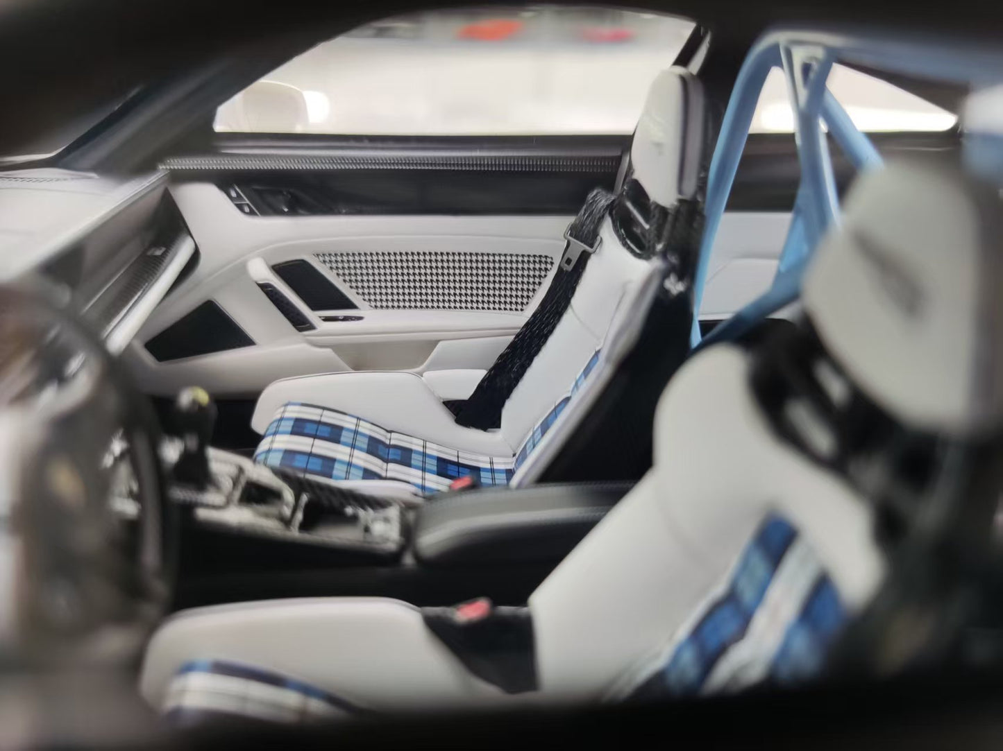 TIMOTHY&PIERRE 1/18 Porsche 911 GT3 RS Sonderwunsch Colorful White/Blue TP187