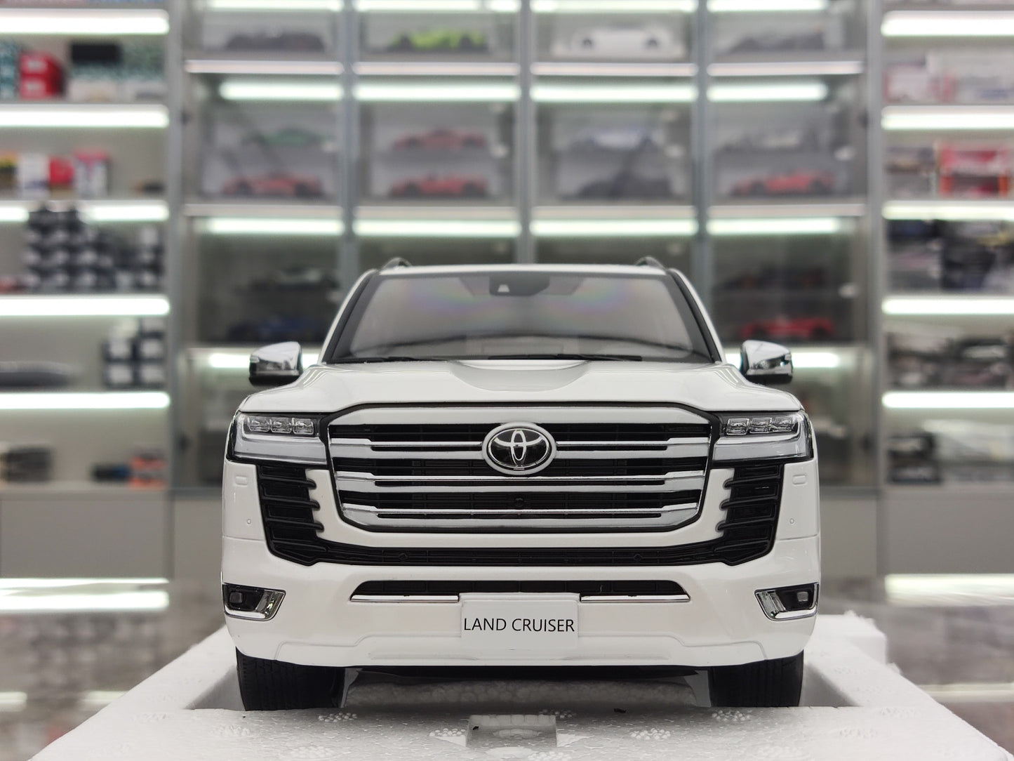 LCD 1/18 Toyota Land Cruiser LC300 ZX White Alloy Car Model LCD113