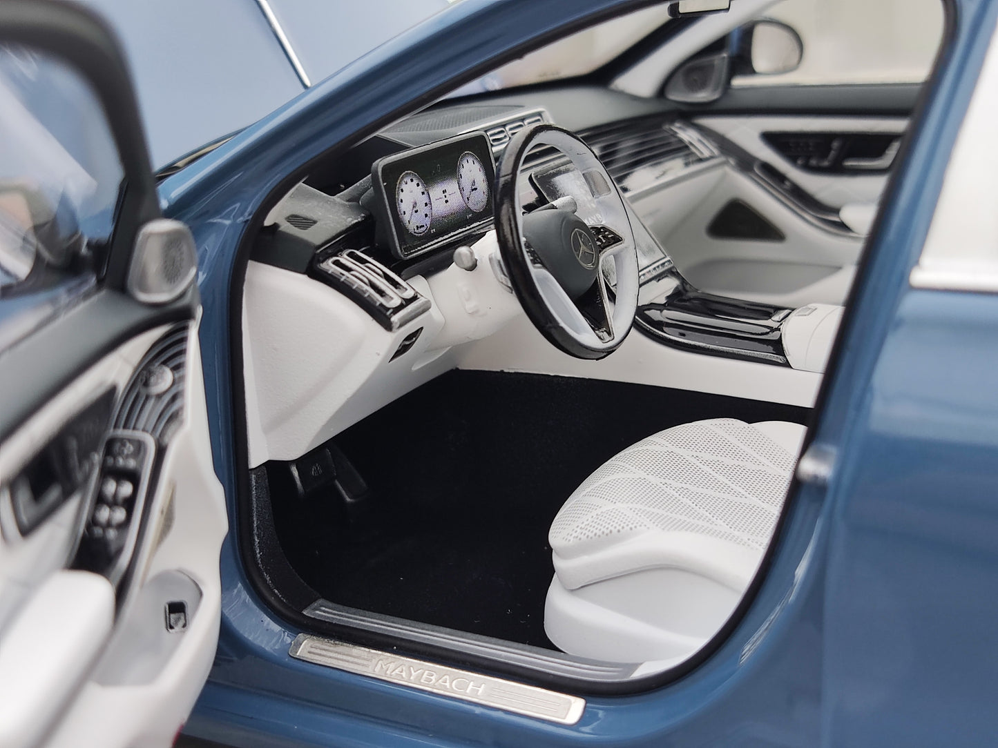 Almost Real 1/18 Mercedes-Benz Maybach S-Class Vintage Blue 820135