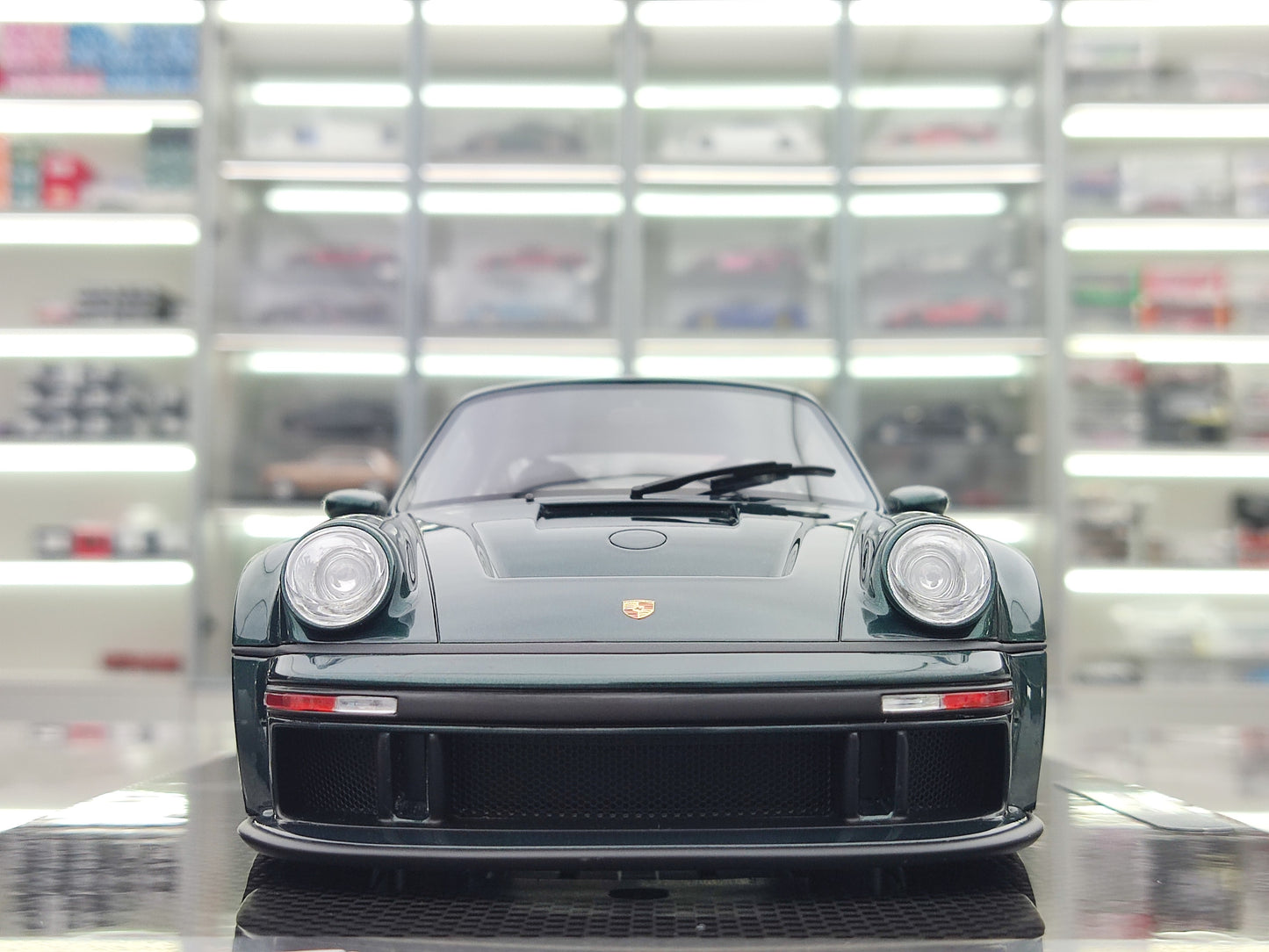 MCM 1/18 Porsche Singer DLS Turbo High Spoiler Carbon Base Dark Green MCM016