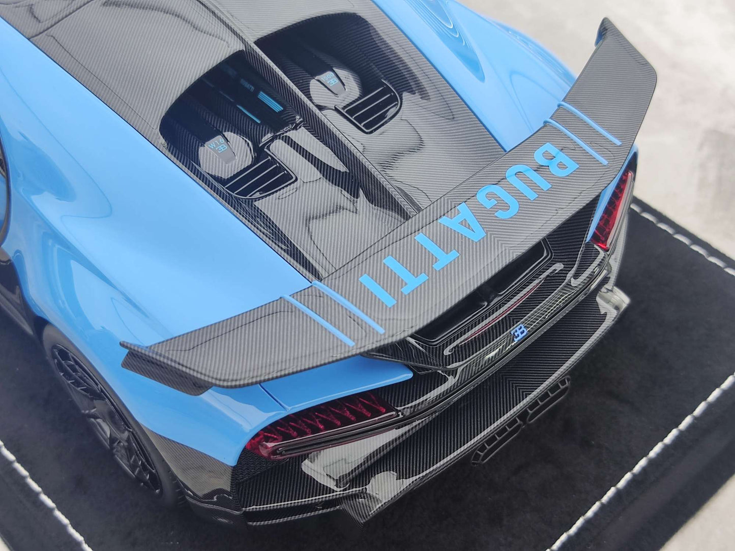 HH Model 1/18 Bugatti Chiron Pur Sport Presentation HH455