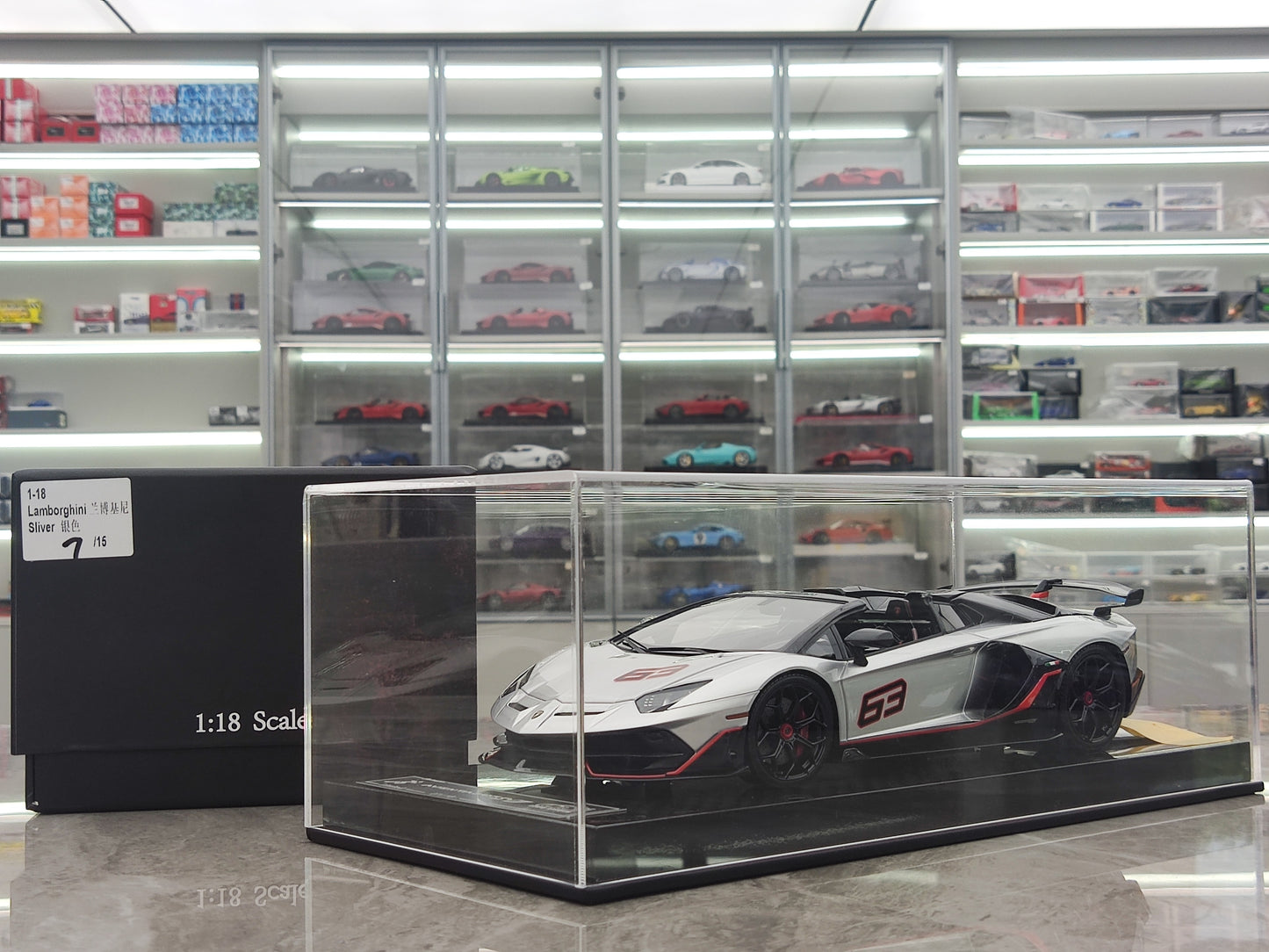 RUNNER 1/18 Lamborghini SVJ Limited Edition Model Car Collectible