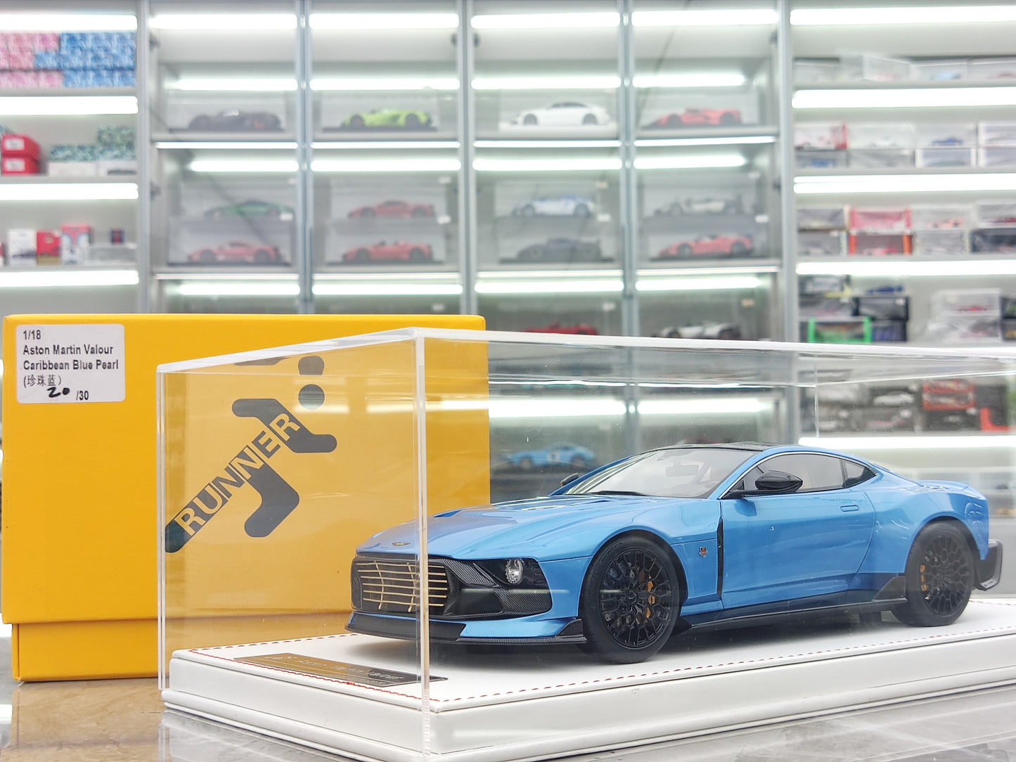 RUNNER 1/18 Aston Martin Valour Simulation Model Car