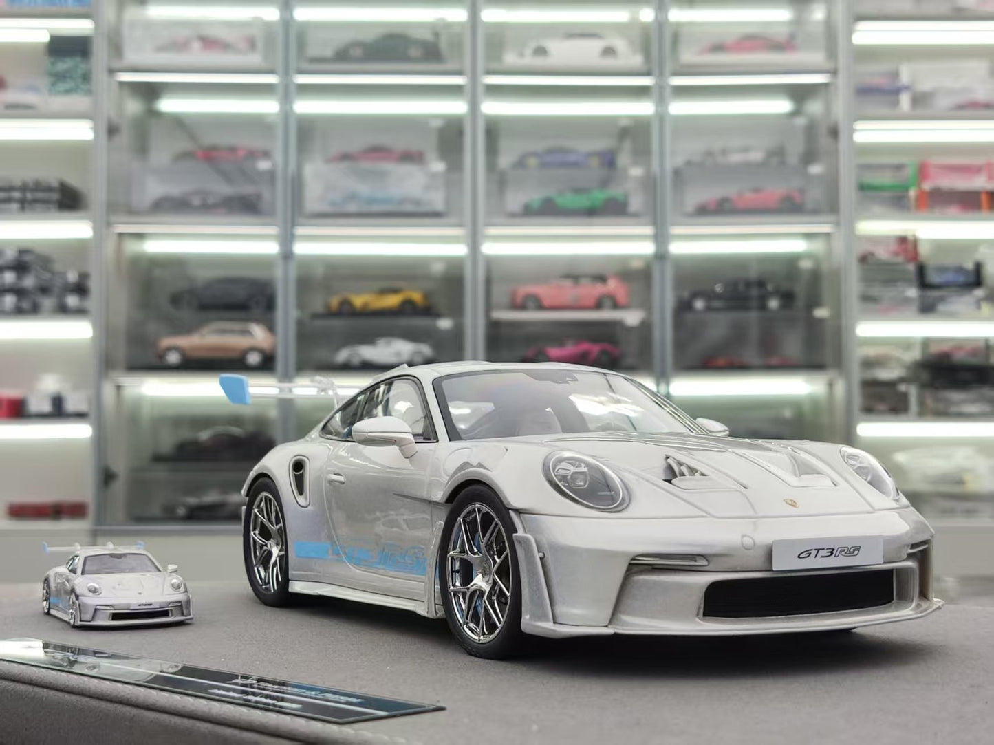 TIMOTHY&PIERRE 1/18 Porsche 911 GT3 RS Sonderwunsch Colorful White/Blue TP187