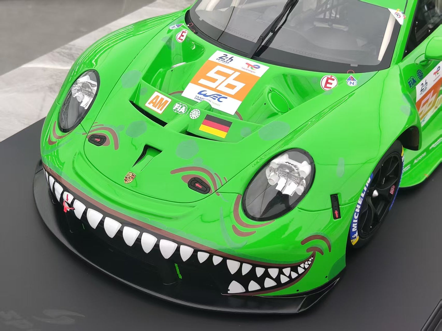 SPARK 1/8 Porsche 911 RSR 19 No.56 PROJECT 1-AO Le Mans 24H 2023 Green Dinosaur Livery 08G046