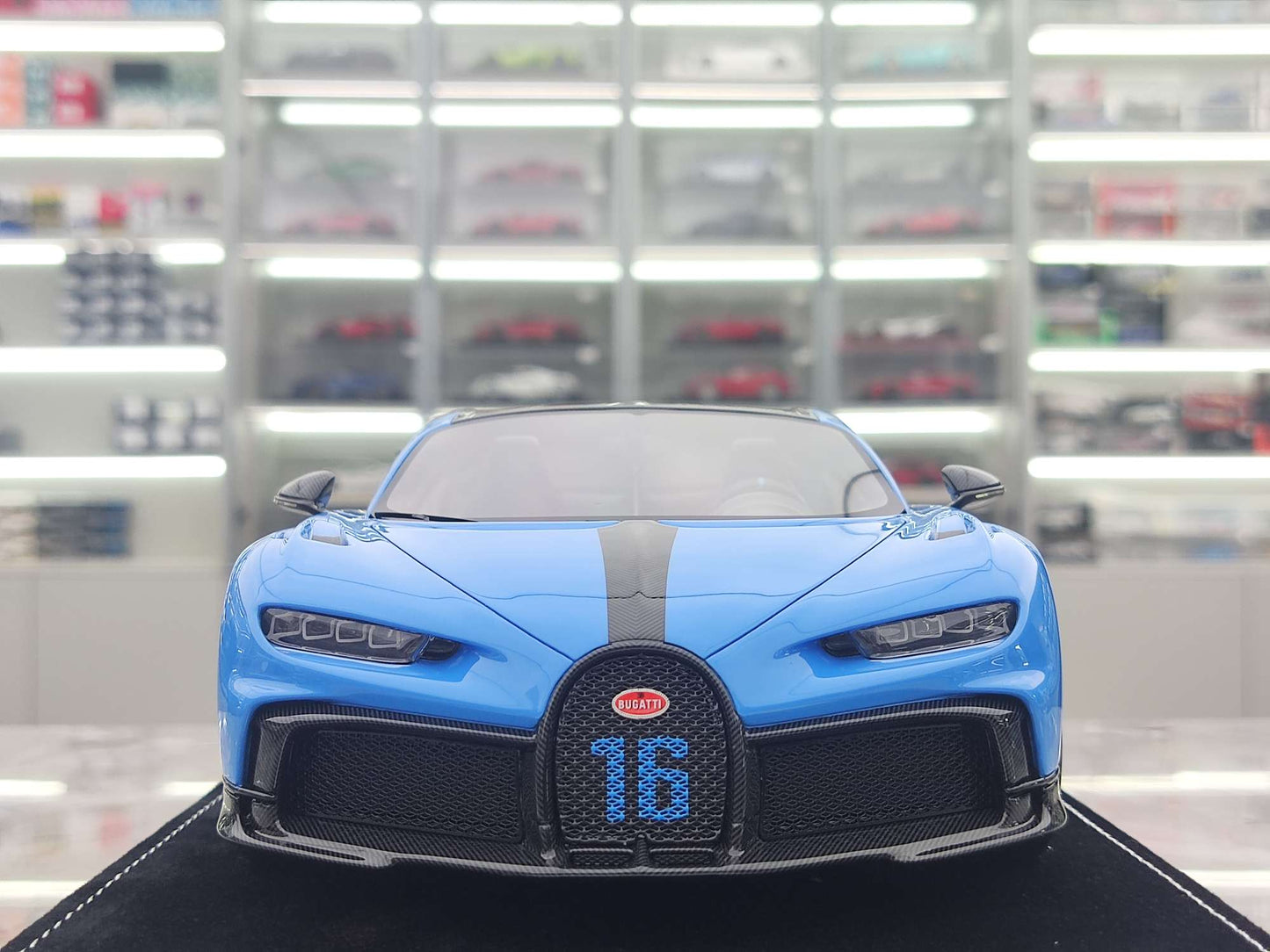 HH Model 1/18 Bugatti Chiron Pur Sport Presentation HH455