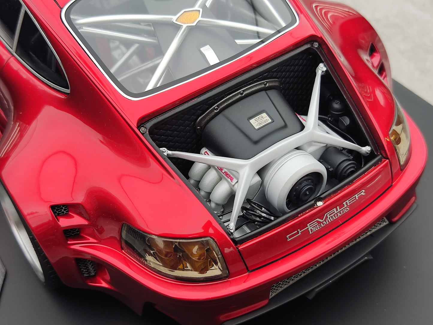 Dreamwalkers 1/18 Porsche CHEVALIER D995 Flamruĝa Simulada Modelaŭto C-D995-FR01