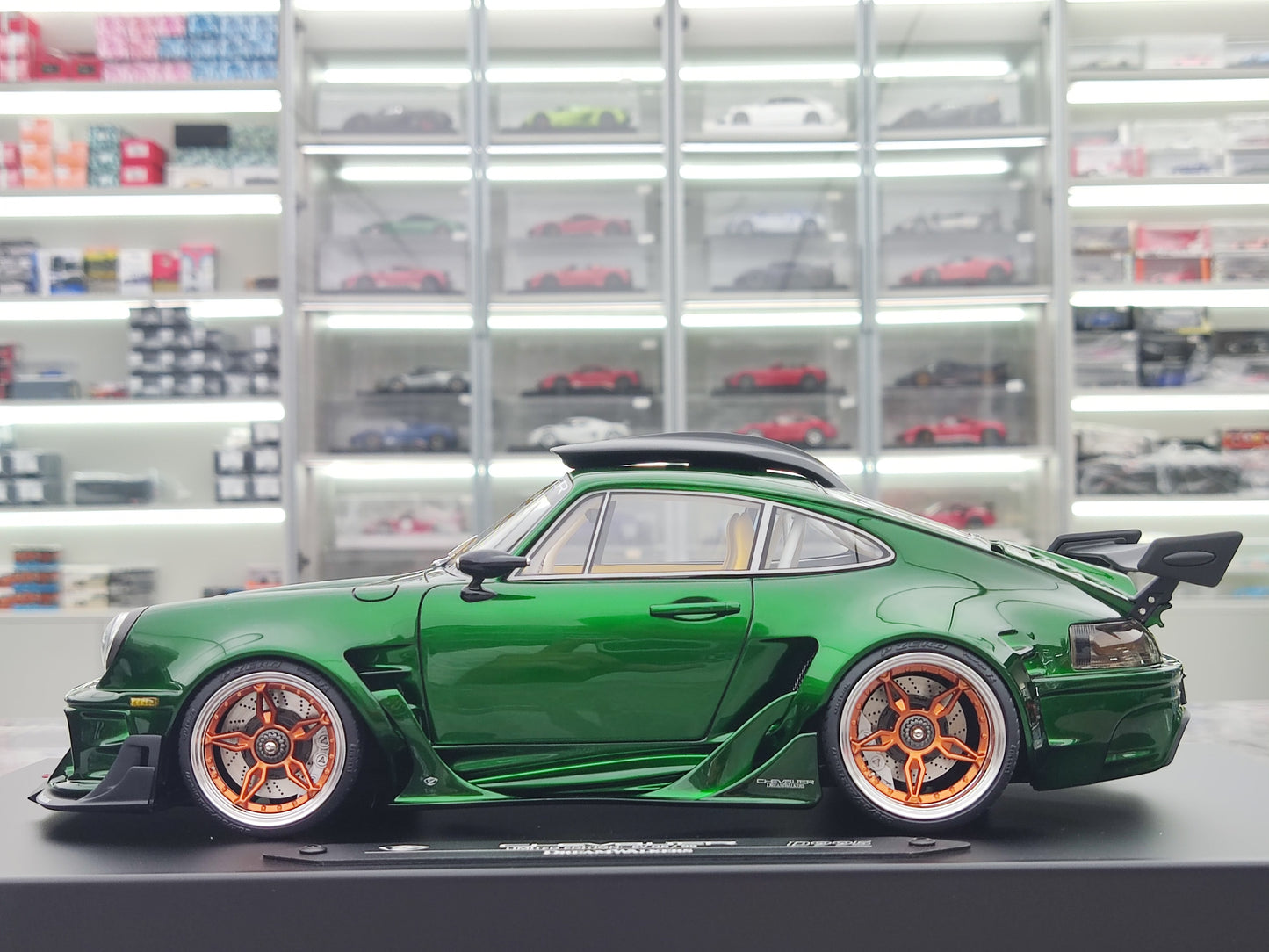 Dreamwalkers 1/18 Porsche CHEVALIER D995 Green Simulated Car Model C-D995-EV01