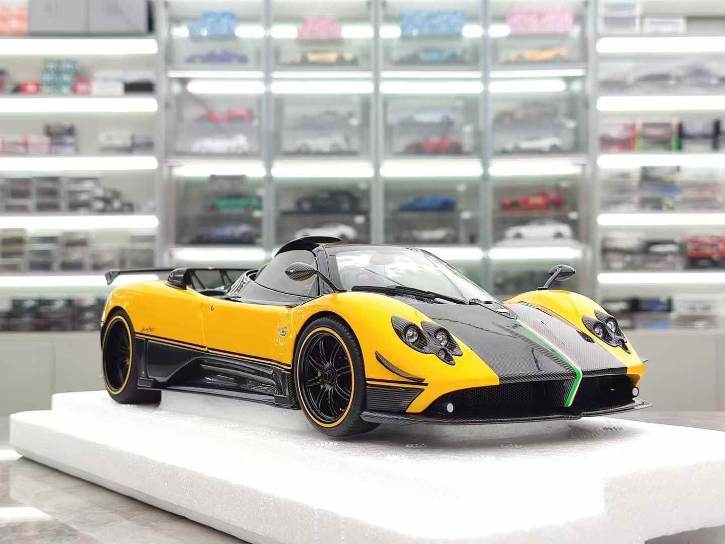 Almost Real 1/18 Pagani Zonda Cinque Roadster-2009 Yellow Alloy Fully Opening Car Model 850613001