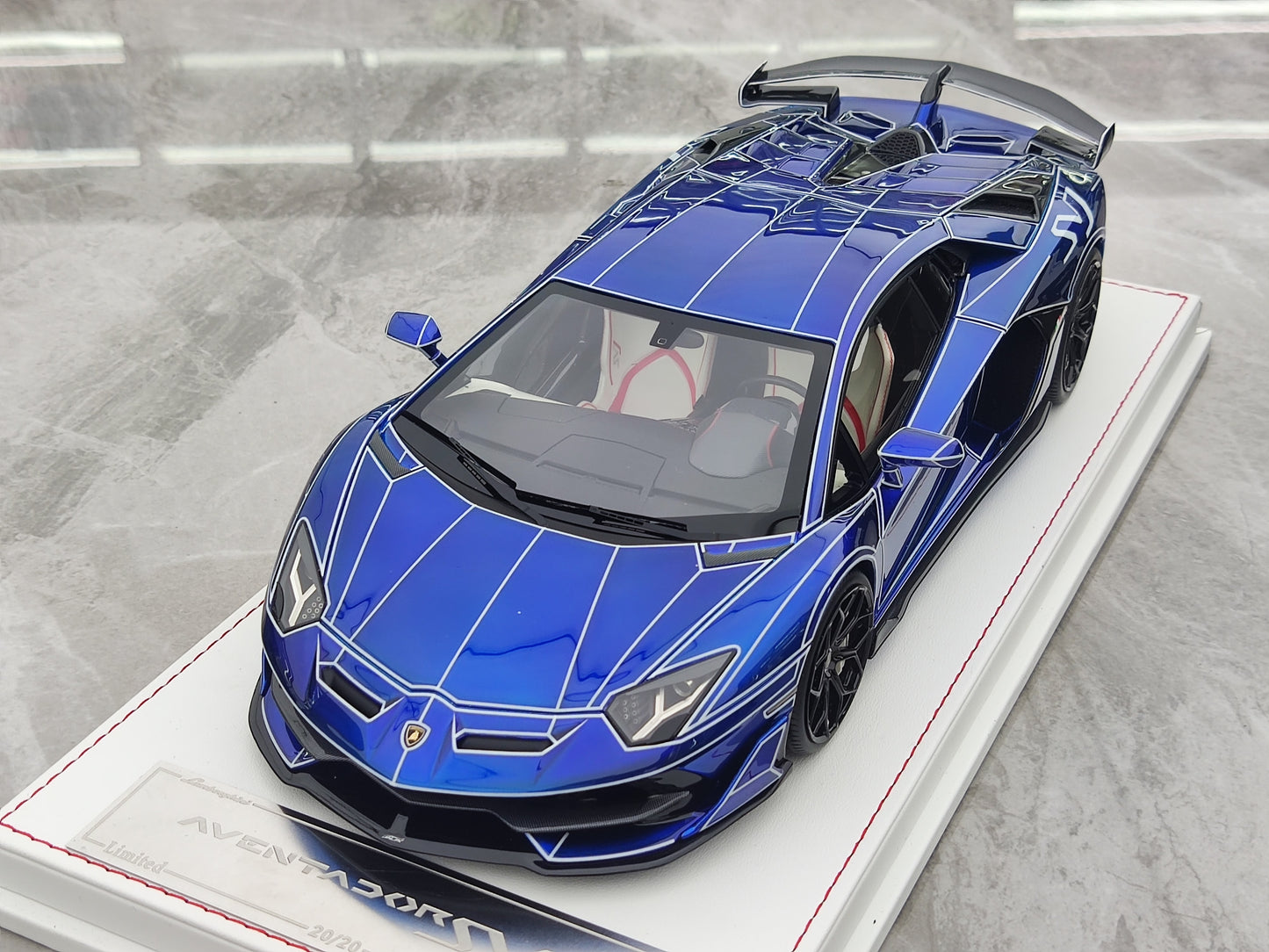 CE 1/18 Lamborghini SVJ Fluorescent Resin Car Model JS-CE004