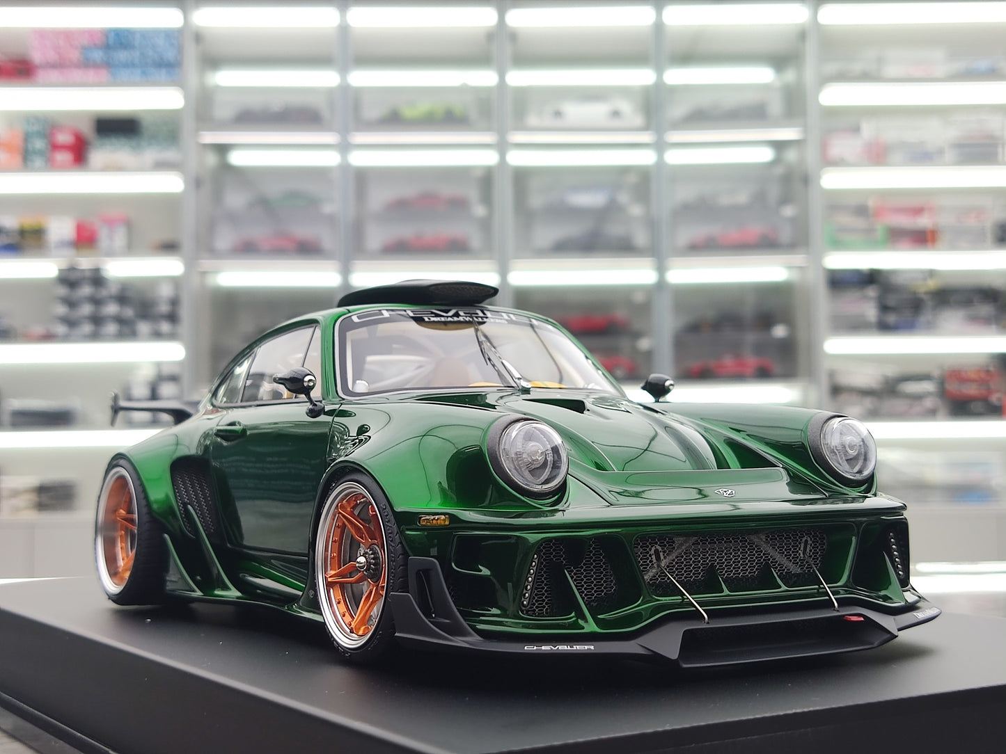 Dreamwalkers 1/18 Porsche CHEVALIER D995 Green Simulated Car Model C-D995-EV01