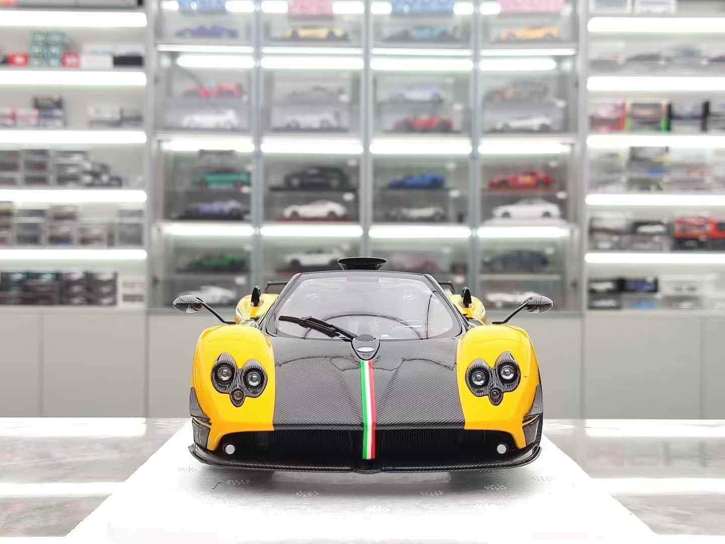 Almost Real 1/18 Pagani Zonda Cinque Roadster-2009 Yellow Alloy Fully Opening Car Model 850613001