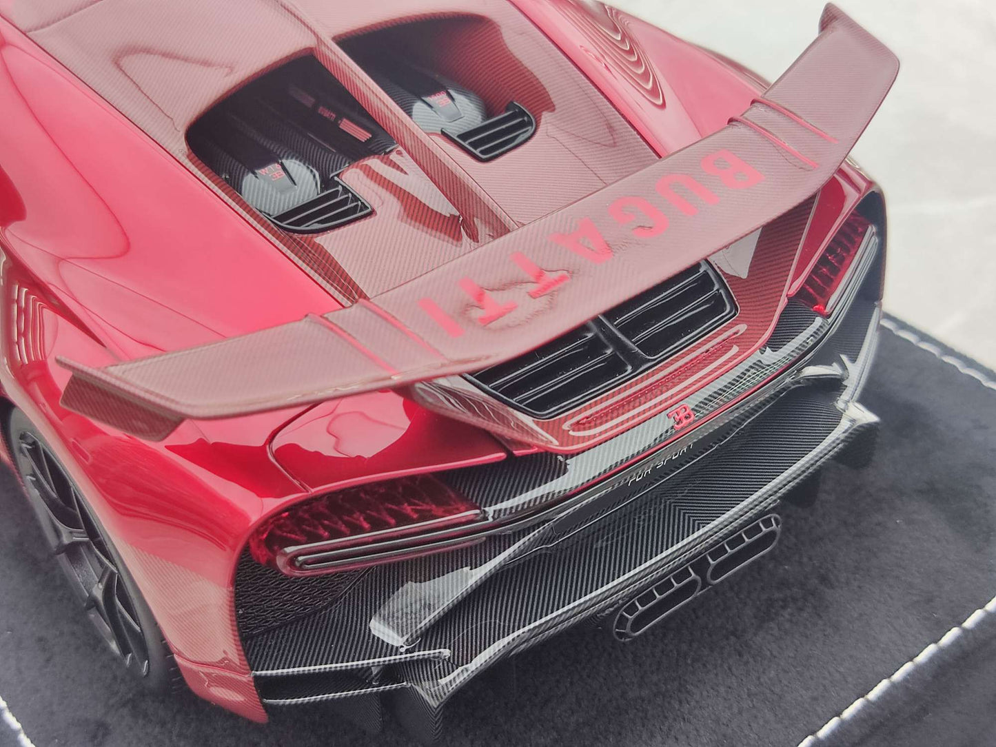HH Model 1/18 Bugatti Chiron Pur Sport Pearl Red Carbon Fiber HH458