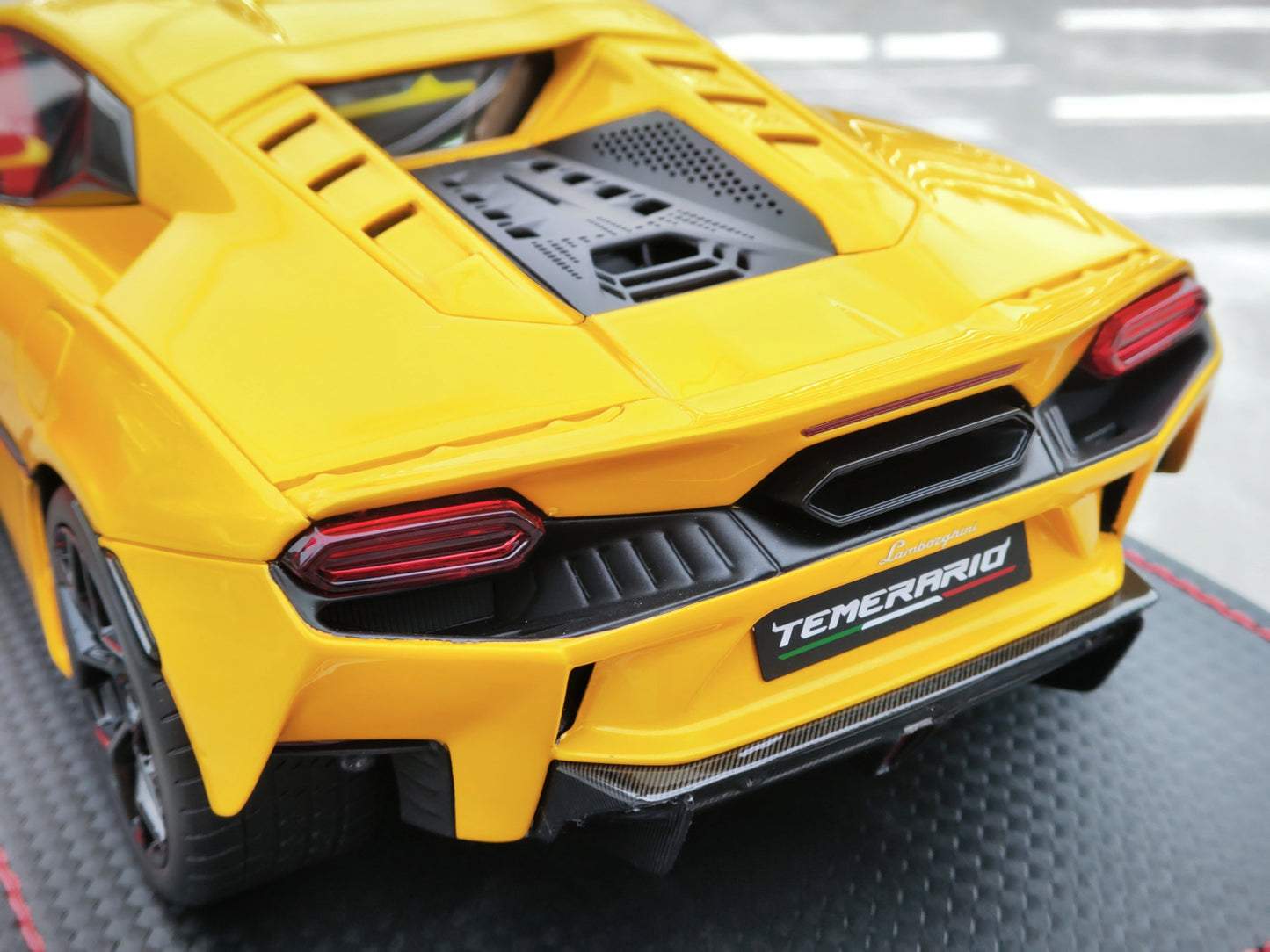 MR 1/18 Lamborghini New Generation Baby Bull Temerario Hardtop Giallo Inti (Indi Yellow) Simulated Car Model LAMBO062E