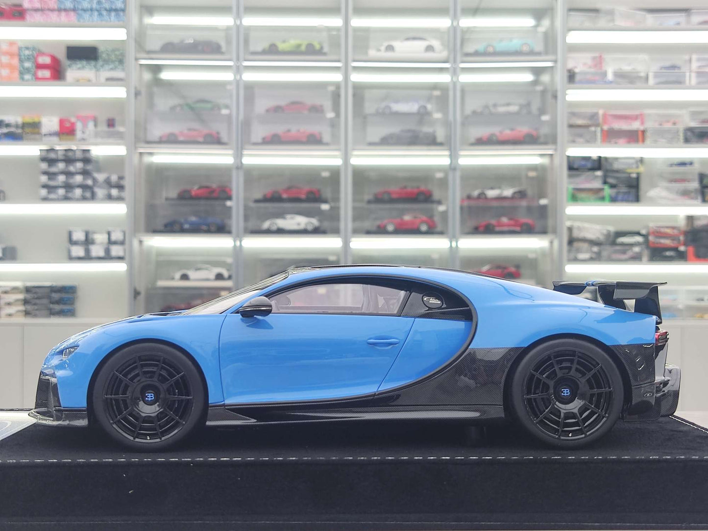 HH Model 1/18 Bugatti Chiron Pur Sport Presentation HH455