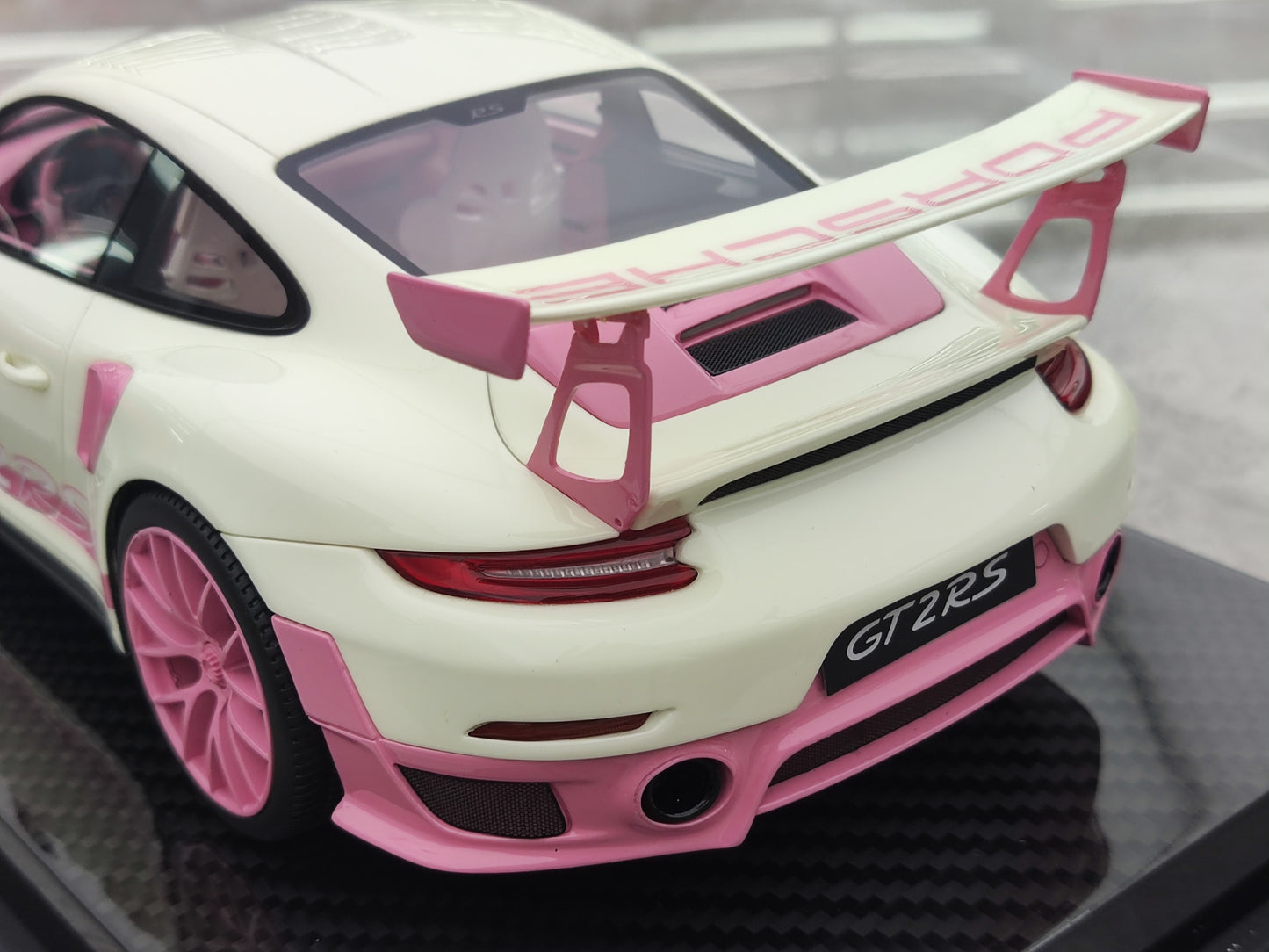 UU 1/18 Porsche 911 GT2 RS Fluorescent Pink Simulated Car Model JS-UU008