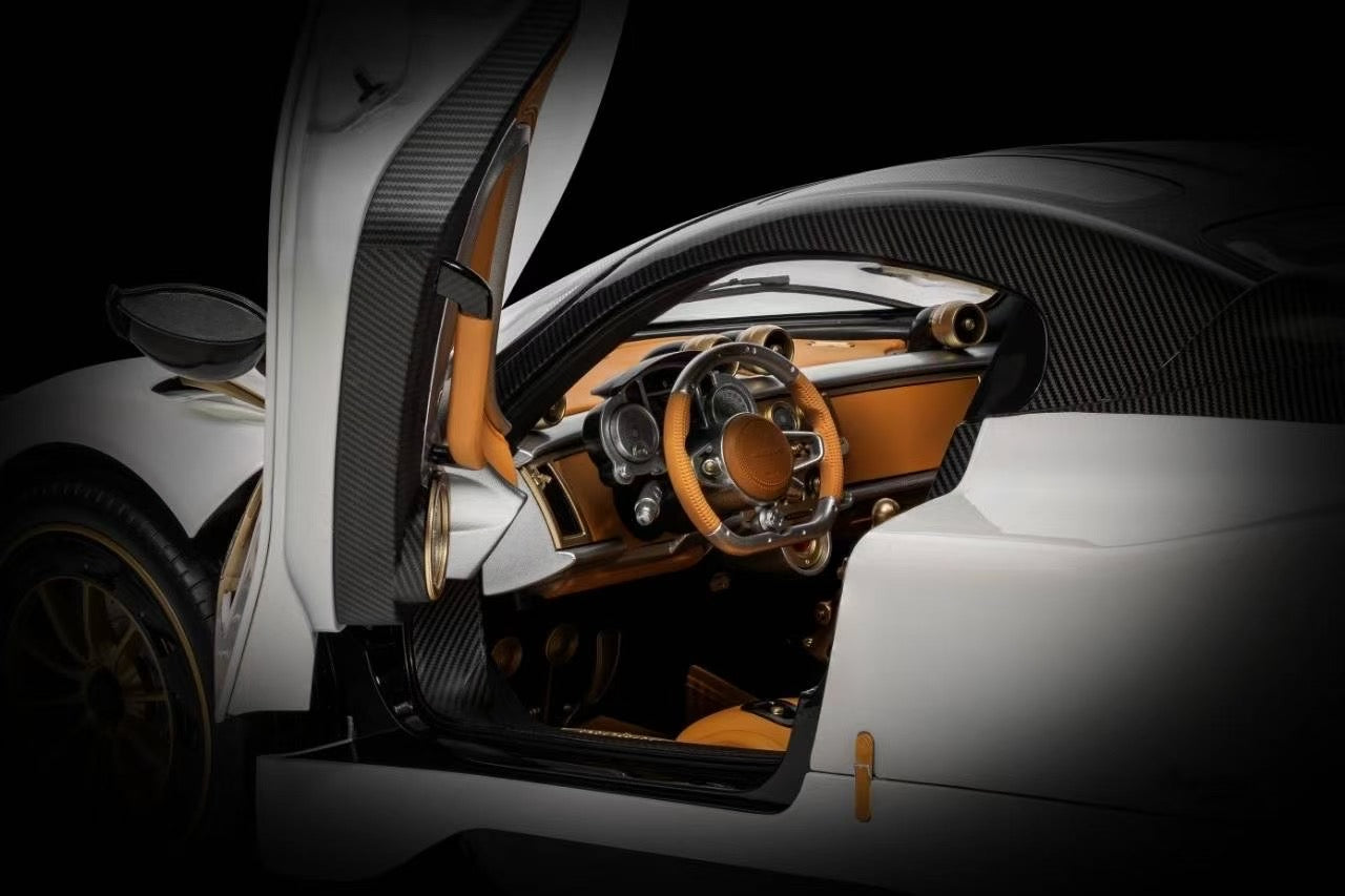 Pocher 1/8 HK123 Pagani Utopia - Bianca Perla Pearl White with Black Carbon Fiber Pattern on Roof, Paint Finish