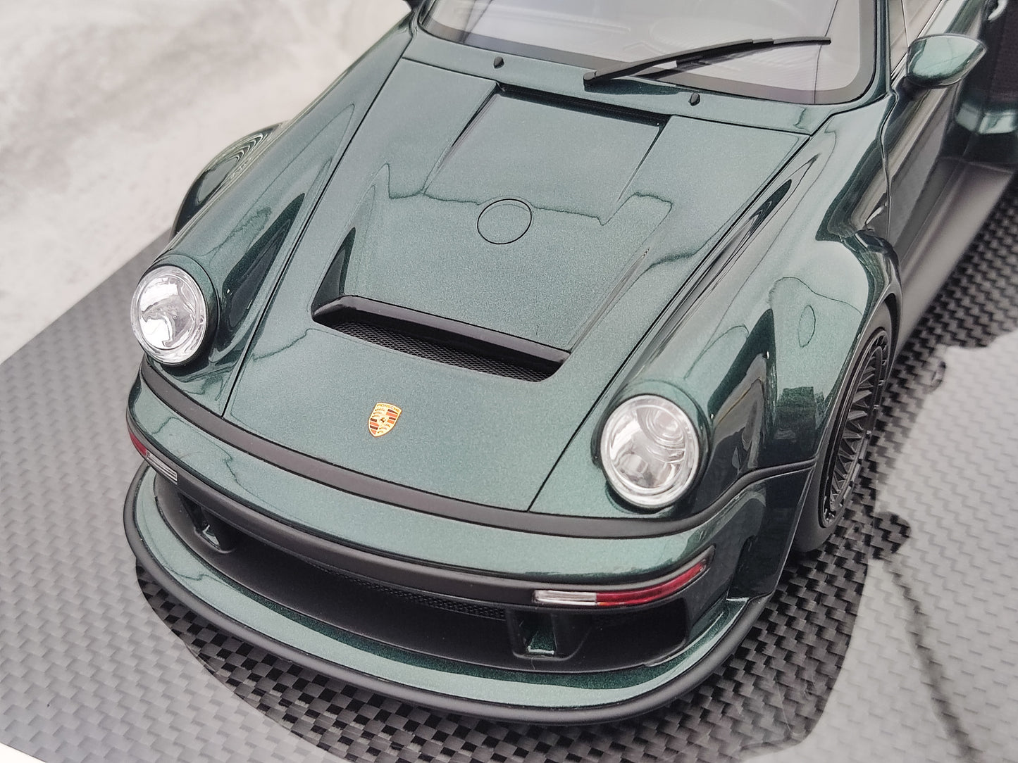 MCM 1/18 Porsche Singer DLS Turbo High Spoiler Carbon Base Dark Green MCM016