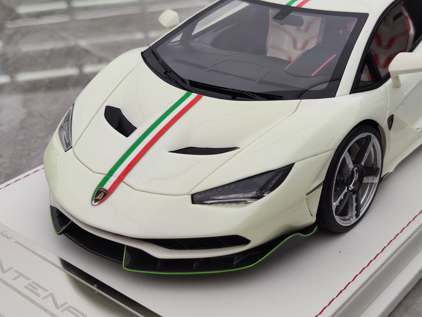 TE 1/18 Lamborghini Centenario Pearl White/Fluorescent Green Simulated Car Model JS-TE001