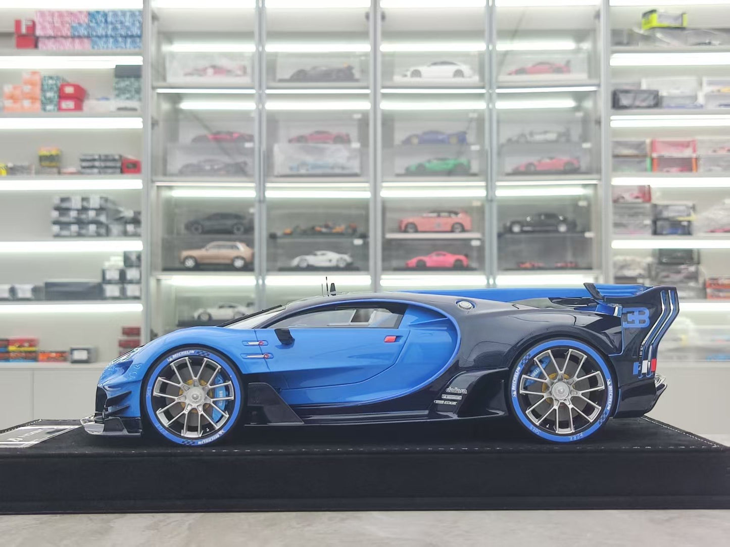 HH Model 1/18 Bugatti Vision GT Ocean Blue/Blue Carbon Fiber HH481
