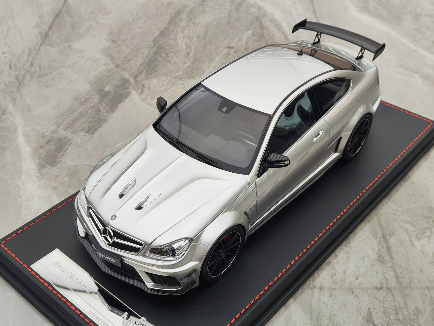 NA 1/18 Mercedes Benz C63 AMG Nigra Serio Rezina Modelaŭto NA004