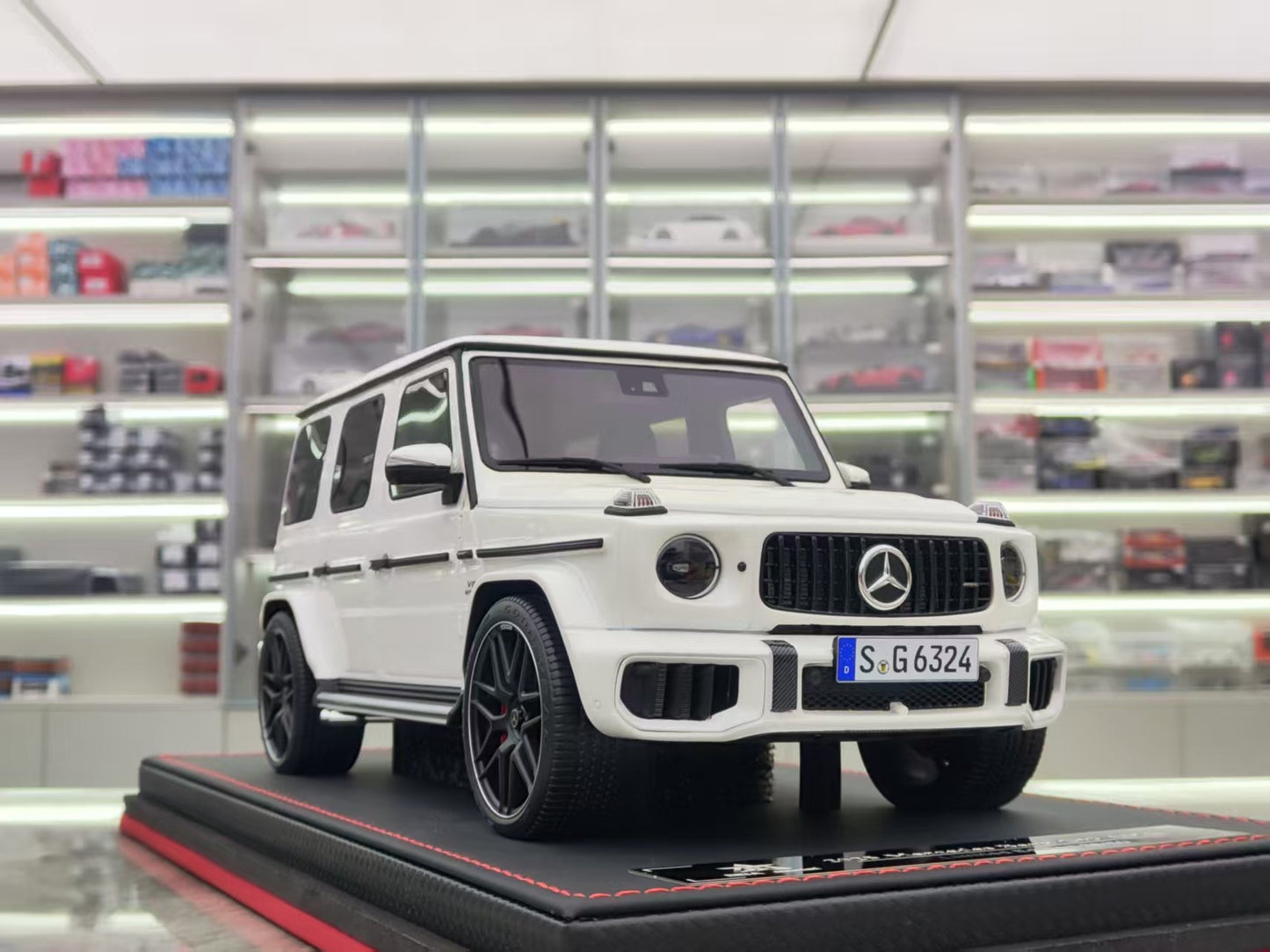 BBA MODEL 1/18 Mercedes-Benz G63 AMG White Resin Model Car BBA020