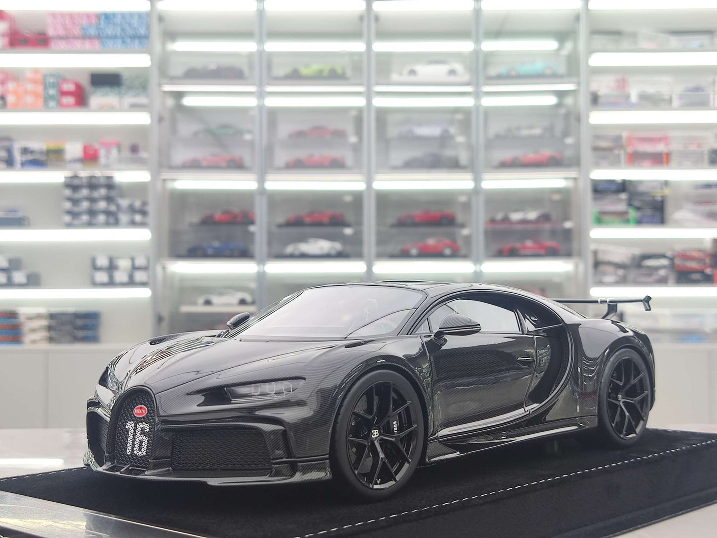HH Model 1/18 Bugatti Chiron Pur Sport Black Carbon Fiber HH460