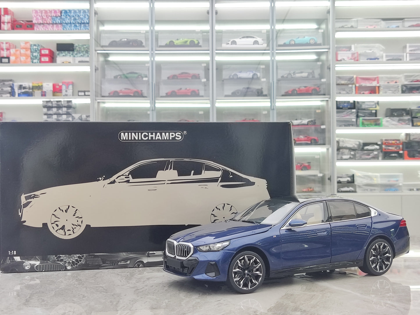 MINICHAMPS 1/18 BMW i5 Metallic Blue New Energy Vehicle Model 110023400