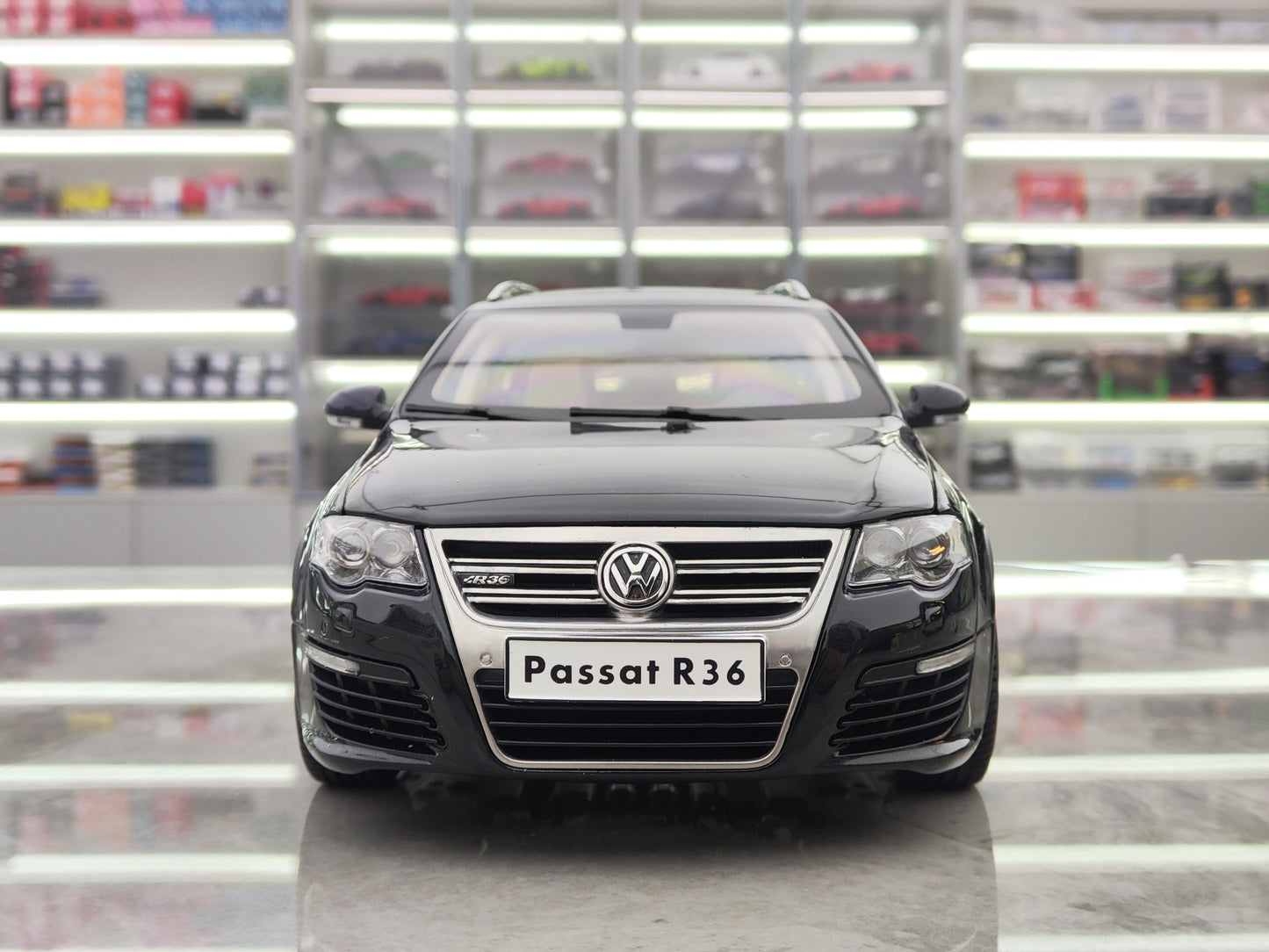 NZG 1/18 Volkswagen R36 nigra simulada aloja modelaŭto NZG013