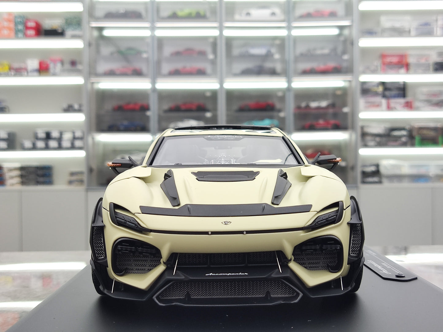 Dreamwalkers 1/18 Ferrari Accompanier D775 Ĉampangriza Limigita Eldono Kolektebla Modelaŭto A-D775-PW02