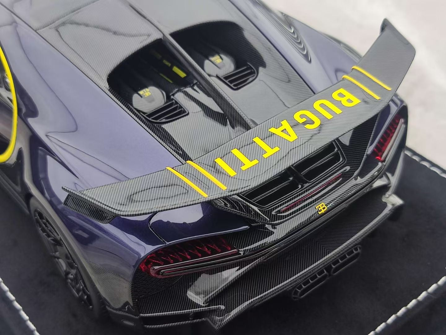 HH Model 1/18 Bugatti Chiron Pur Sport Dark Violet HH456